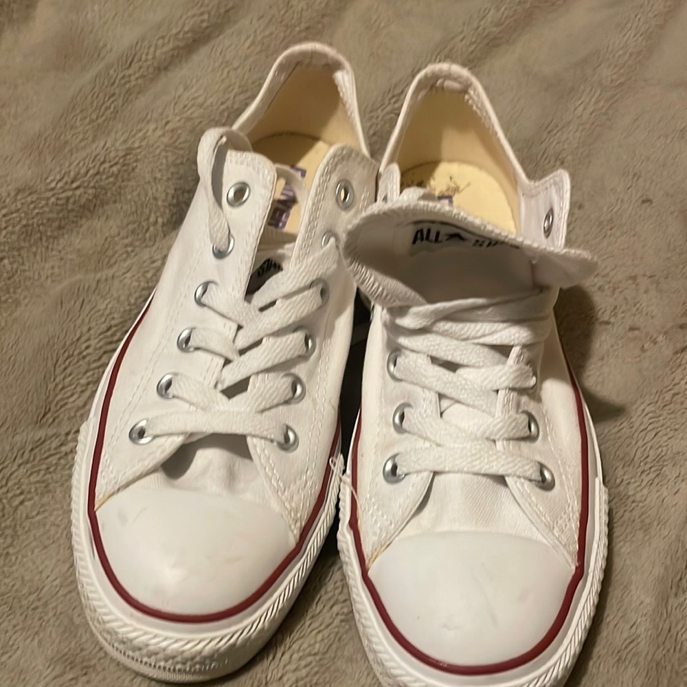 Converse tennis shoes in nice condition